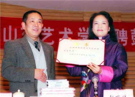 2002年,彭丽媛被聘为山东艺术学院客座教授