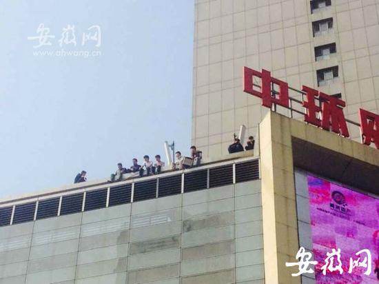 合肥中环城楼顶有人欲跳楼(图)