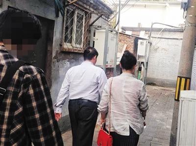 10月16日下午，“仲主任”带陈伟走进菜市口附近一胡同，他的“诊所”就位于胡同深处。