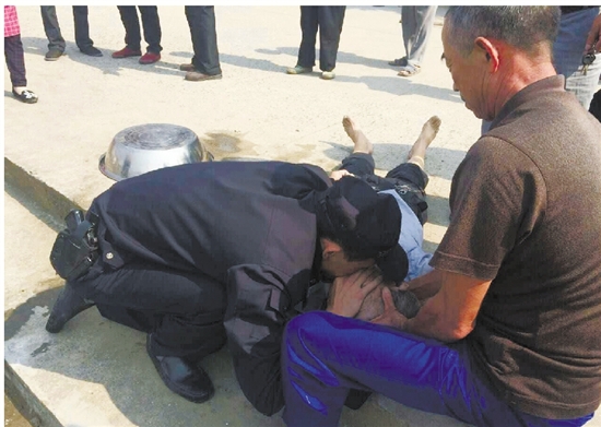 老人落水身亡 民警人工呼吸半小时|老人落水|民警|人工呼吸_新浪新闻