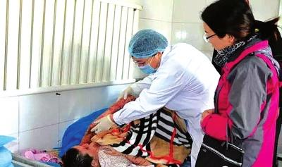 医务人员为杜苗做护理。