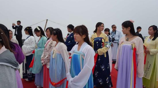 漢服美女穿越轎頂山