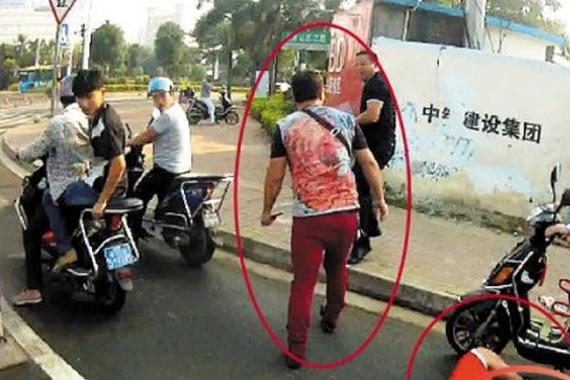 海口两名男子拒绝扣车躺地抗议 抓伤交警