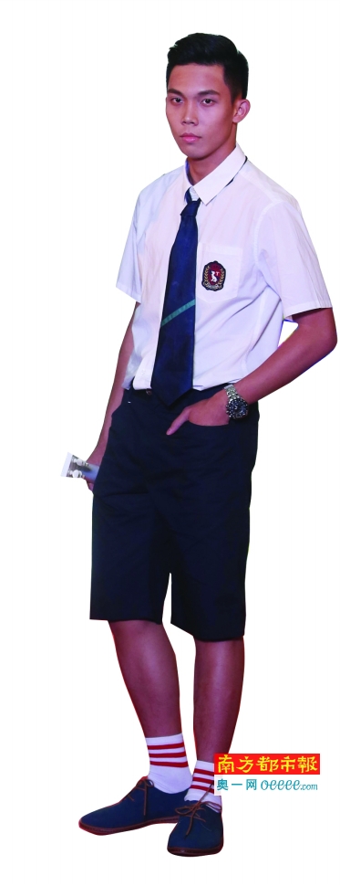 昨日,中小学模特们在广州市第二届中小学校服设计大赛上表演“校 服秀”。南都记者冯宙锋 摄