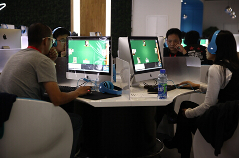 首届红牛中国棋牌竞技大赛北京站网吧内开战_