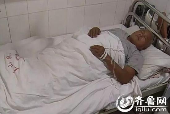 如今老人躺在病床上(視頻截圖)
