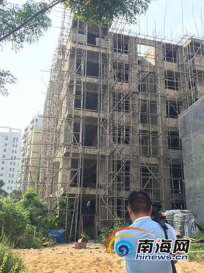 位于海口市椰海大道红木楼对面的一栋6层违建,因长期未拆被曝光在海口大型电视问政节目《亮见》节目中。(南海网记者李晓梅摄)
