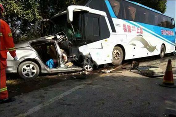 接亲轿车撞大客车致7人遇难 其中2名小孩