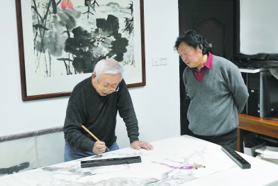 裴士戎(左)、张宝珠(右)挥毫泼墨,切磋技艺。