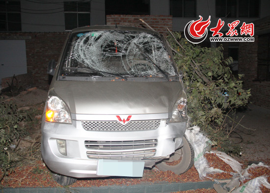 圖為事故中受損的一輛面包車，地上是大貨車灑落的山楂片