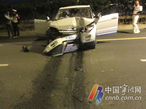 女司机俯身捡滑落手机 路虎越野车撞上柱子面目全非