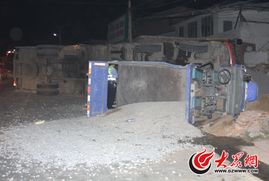 大貨車側(cè)翻后，先后撞擊、刮蹭了兩輛面包車、一輛農(nóng)用三輪和一輛鏟車