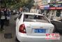 水泥罐车刮翻围墙，1辆轿车5辆电动车被砸。