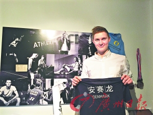 印有中文名的T恤