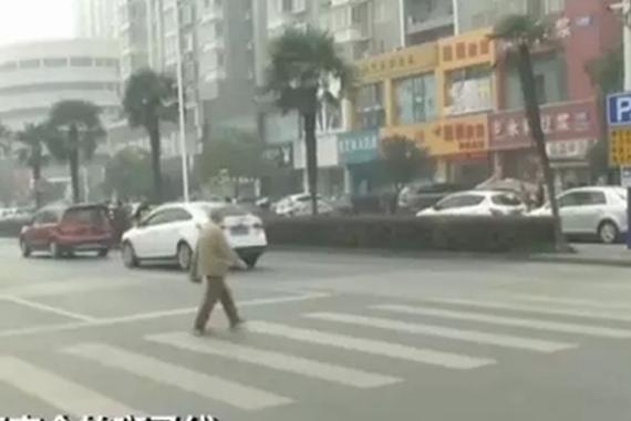 斑马线上车不让人属违法！会被扣分罚款