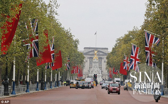 白金汉宫外悬挂起中英两国国旗