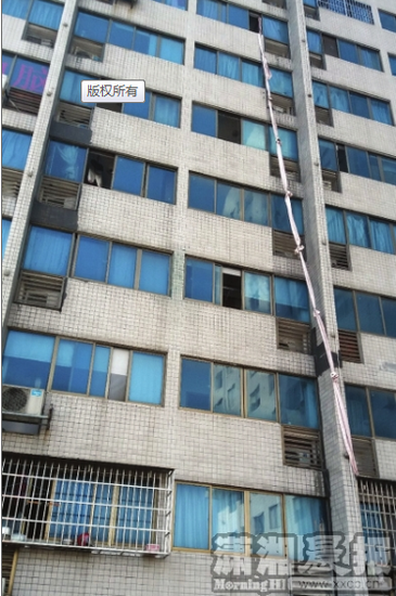 10月17日，华府壹航线小区，11楼窗户下还悬挂着一根用窗帘打结连成的绳子。