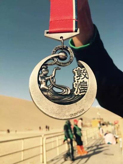首届敦煌马拉松完美收官 奖牌证书体现千年传