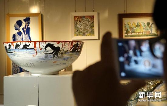 10月18日，在景德镇中国陶瓷博物馆新馆，观众在拍摄展品。 新华网图 片 陈子夏 摄