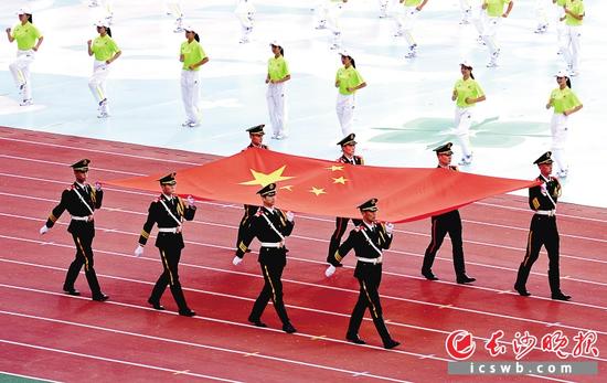国旗在第一届全国青年运动会开幕式上进场。新华社记者 李响 摄