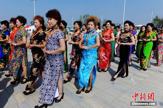 苏州千名旗袍爱好者水上走秀 大妈秀美腿_江门