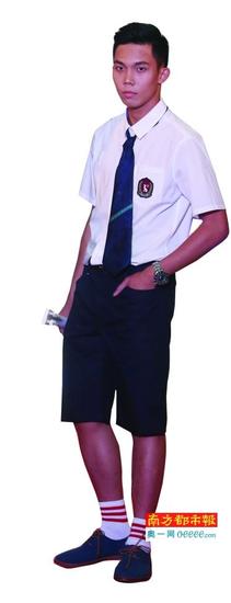 昨日,中小学模特们在广州市第二届中小学校服设计大赛上表演“校 服秀”。南都记者冯宙锋 摄