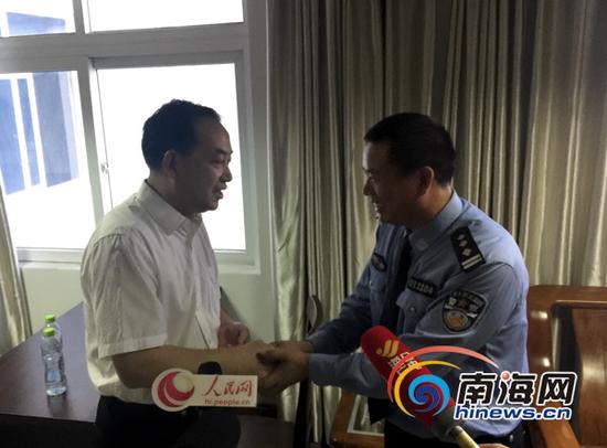 海口市委常委、市公安局局长宋顺勇,海口市政府副秘书长、市“双创”指挥部副指挥长吴优到海口市交警大厦慰问了受伤仍在坚守岗位的刘建红。(南海网记者周静泊摄)