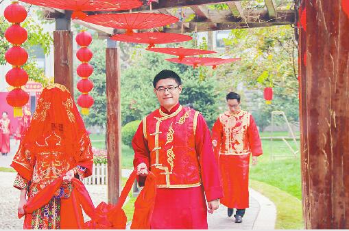 18日，山东电力工程咨询院有限公司为9对新人举办了集体婚礼。 记者赵樱宁 摄