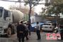 水泥罐车刮翻围墙，1辆轿车5辆电动车被砸。