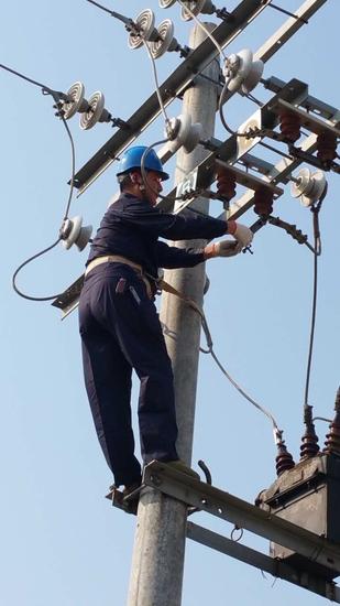 鄧州市公司：刀閘消缺確保秋收用電