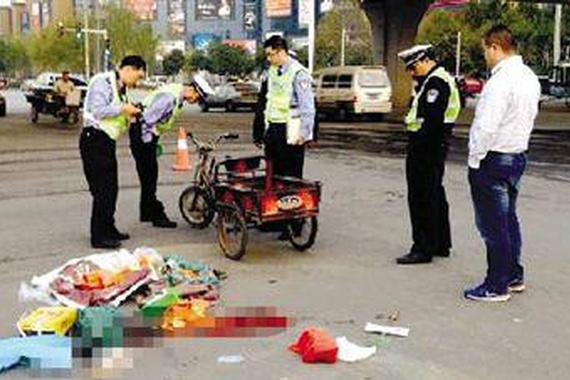 环卫工奶奶被车撞死 孙子上学刚好路过