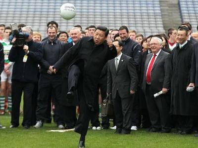 2012年,时任中国国家副主席习近平访问爱尔兰时参观当地一个体育运动协会。
