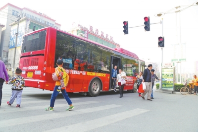尷尬公交車(chē)，綠燈時(shí)在行車(chē)道上“堵車(chē)”，紅燈時(shí)在斑馬線(xiàn)上“堵人”