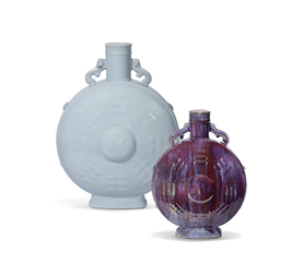 清乾隆 仿汝釉太极八卦纹抱月瓶（图中后排）
估价：HK$5，000，000 – 8，000，000