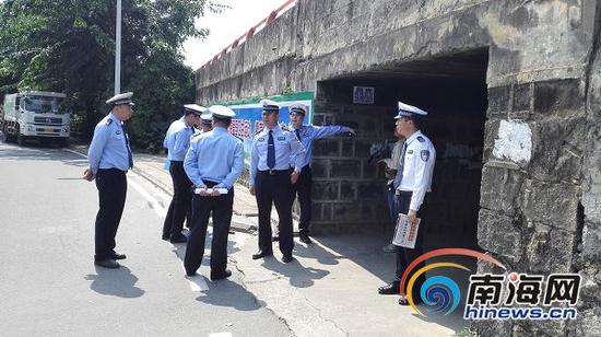 18日,海口交警支队支队长林鸿宇带领相关部门负责人现场勘查。