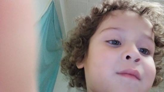 3岁男孩伊恩·圣地亚哥(Eian Santiago)在和哥哥玩警匪游戏时，被哥哥用枪击中头部身亡。