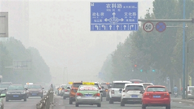 昨日，雾霾下的郑州花园路。