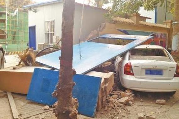 水泥罐车挂翻门墩围墙 轿车电动车被埋 