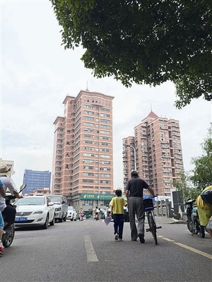 接送外孙女是陈鸣每天的主要任务，从人生地不熟到扎根于宁波，其中的辛劳不易只有老人自己才能体会