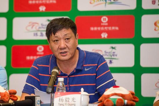 (组委会执行副主任、赛事总指挥、海南省文化广电出版体育厅副厅长杨毅光在会上发言)