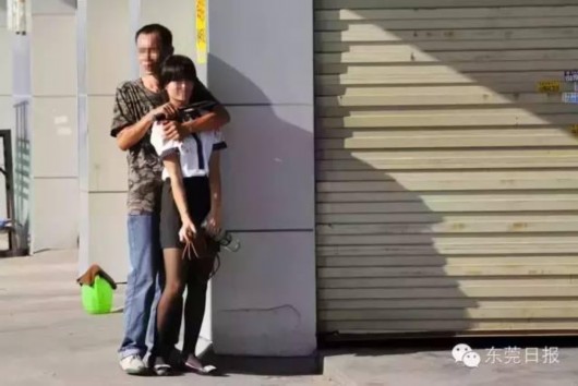 这名男子挟持了一位步行的女市民,匕首架在她的脖子上