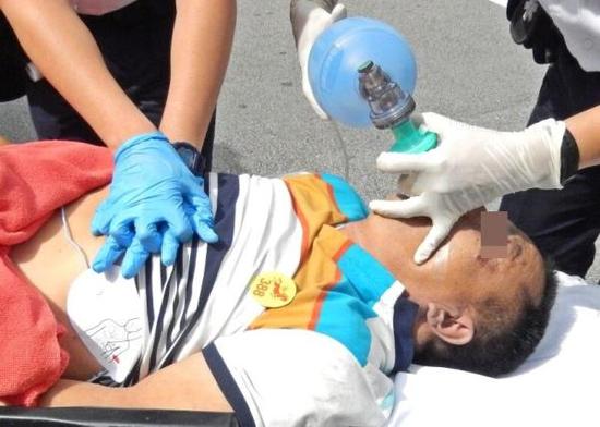 被殴打的内地游客之一，后送至医院死亡。
