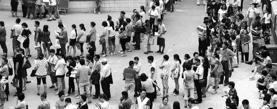 新學校一直在蓋，入學的壓力一直也沒有減輕。為了一個座位，家長們露天排起長隊