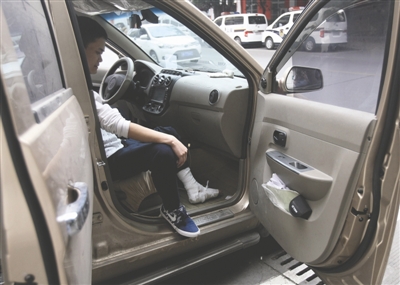 当事代驾司机张师傅左脚缠上厚厚的纱布，称&ldquo;左脚不能使力，行走非常困难&rdquo;。