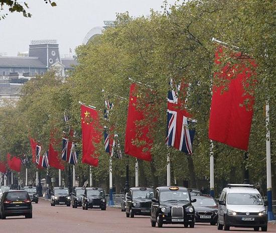 习近平主席访英前夕，伦敦街头挂满中英两国国旗。来源：央广网