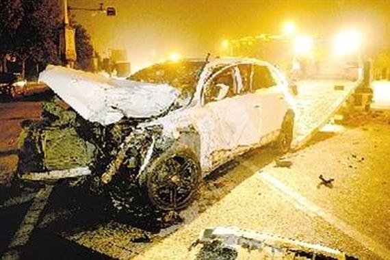 四车相撞 逆行引发连环事故造成2死8伤 