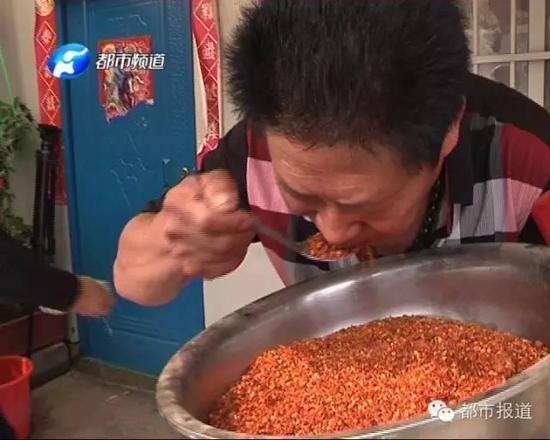 郑州奇男子每天吃5斤辣椒 现场表演女记者看呆