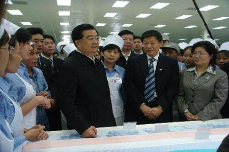 2009年10月,时任国家主席胡锦涛视察魏桥集团