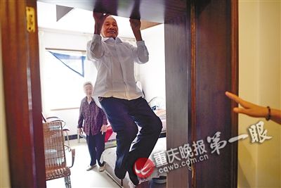 97岁老人能用三只手指做俯卧撑(图)|俯卧撑|锻炼