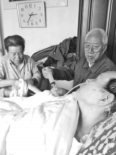 老父王師傅通過針管給兒子喂水。